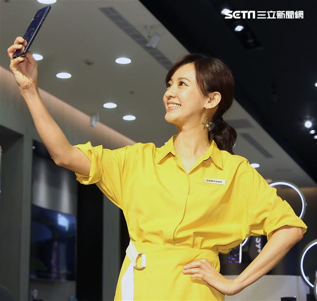 元氣女神陳意涵擔任一日店長與粉絲玩自拍，PK最美的鬼臉。（記者邱榮吉/攝影）