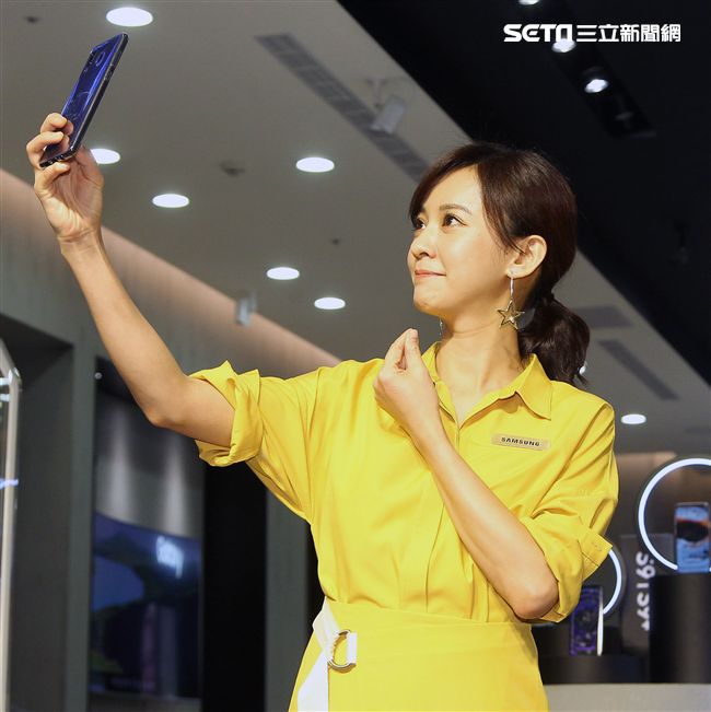 元氣女神陳意涵擔任一日店長與粉絲玩自拍，PK最美的鬼臉。（記者邱榮吉/攝影）