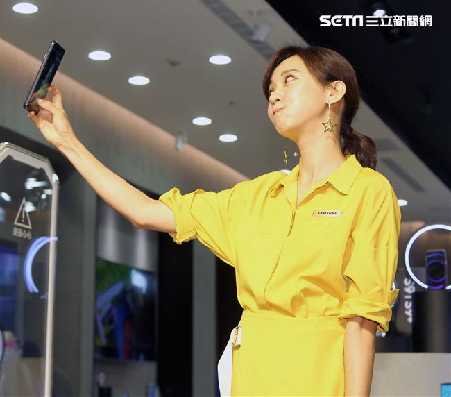 元氣女神陳意涵擔任一日店長與粉絲玩自拍，PK最美的鬼臉。（記者邱榮吉/攝影）