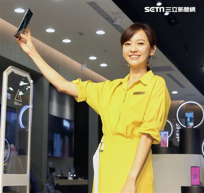 元氣女神陳意涵擔任一日店長與粉絲玩自拍，PK最美的鬼臉。（記者邱榮吉/攝影）