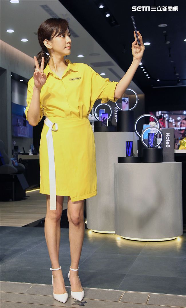 元氣女神陳意涵擔任一日店長與粉絲玩自拍，PK最美的鬼臉。（記者邱榮吉/攝影）