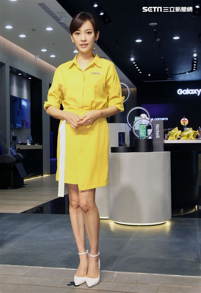 元氣女神陳意涵擔任一日店長與粉絲玩自拍，PK最美的鬼臉。（記者邱榮吉/攝影）