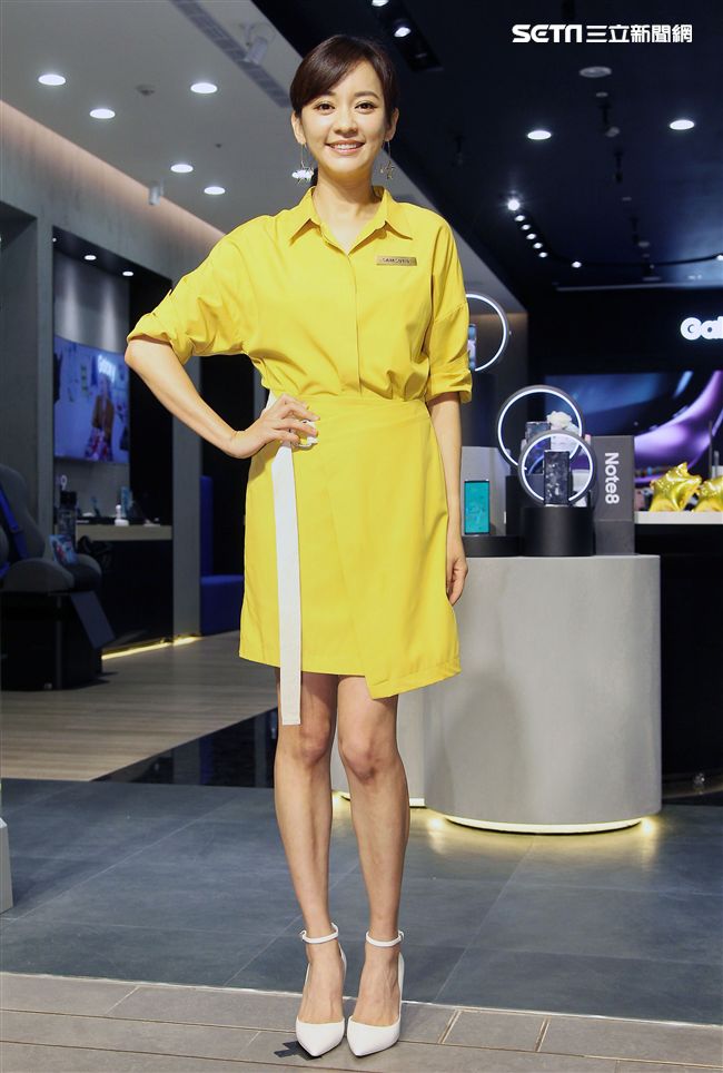 元氣女神陳意涵擔任一日店長與粉絲玩自拍，PK最美的鬼臉。（記者邱榮吉/攝影）