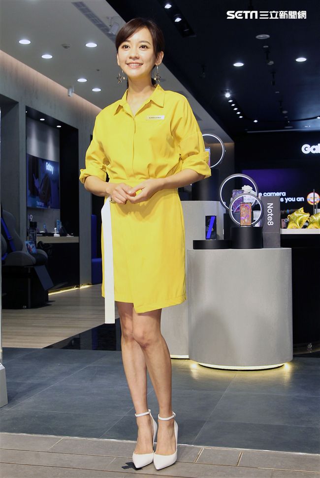 元氣女神陳意涵擔任一日店長與粉絲玩自拍，PK最美的鬼臉。（記者邱榮吉/攝影）