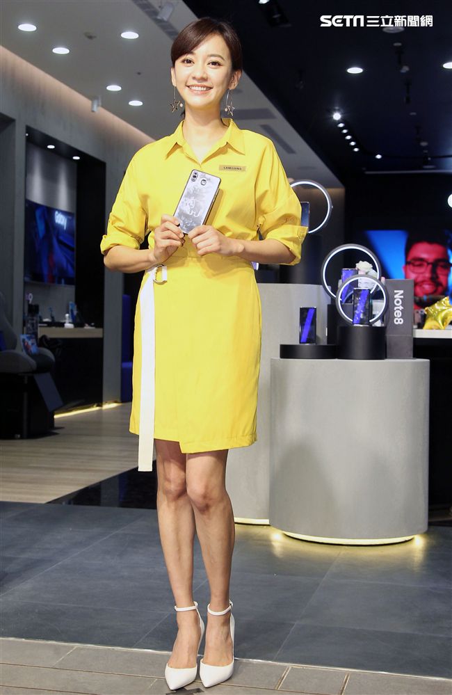 元氣女神陳意涵擔任一日店長與粉絲玩自拍，PK最美的鬼臉。（記者邱榮吉/攝影）