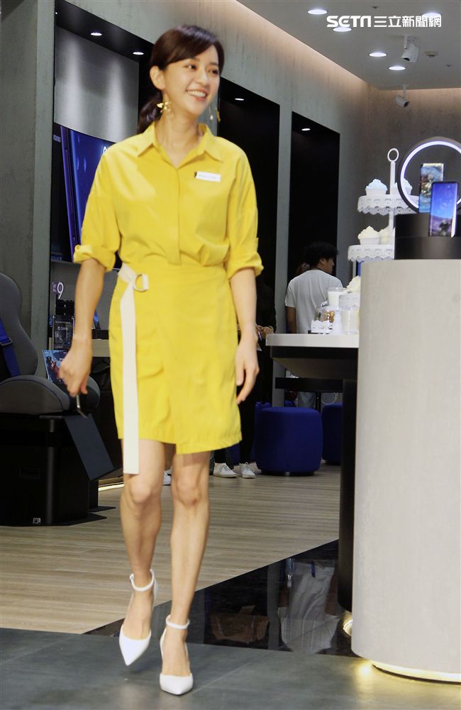 元氣女神陳意涵擔任一日店長與粉絲玩自拍，PK最美的鬼臉。（記者邱榮吉/攝影）