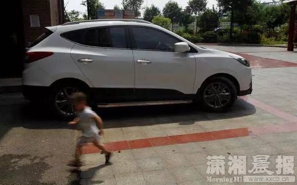 男童被留車內熱死　車窗滿是掙扎手印
