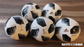 本屆世足賽比賽用球。（圖／記者邱榮吉攝影）