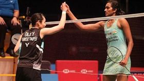 戴資穎（左）賽後與辛度握手。（圖／Badminton Photo提供）