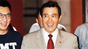 馬英九出席國會青年體驗營（1）前總統馬英九（右）30日在立法院出席「青島東很多派對」第3屆國會青年體驗營講座，進場時向一旁守候的媒體致意。中央社記者施宗暉攝　107年6月30日