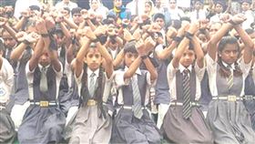 印度,性侵,木棍,內臟,臟器,喉嚨,聲帶,割喉,內傷,示威,警察,Irfan alias Bhaiyu,黑絲帶　圖／翻攝自推特　