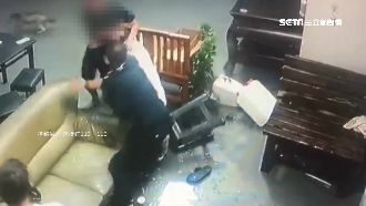 討債集團撞門威脅　當兒面暴打欠債父