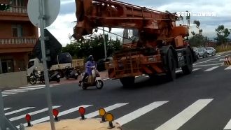 巨型吊車闖紅燈　差50公分輾過騎士