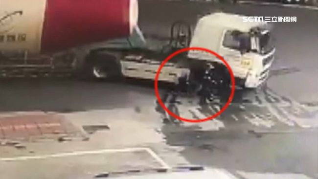 騎單車遭輾斃　疑大車內輪差死角釀禍