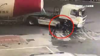 騎單車遭輾斃　疑大車內輪差死角釀禍