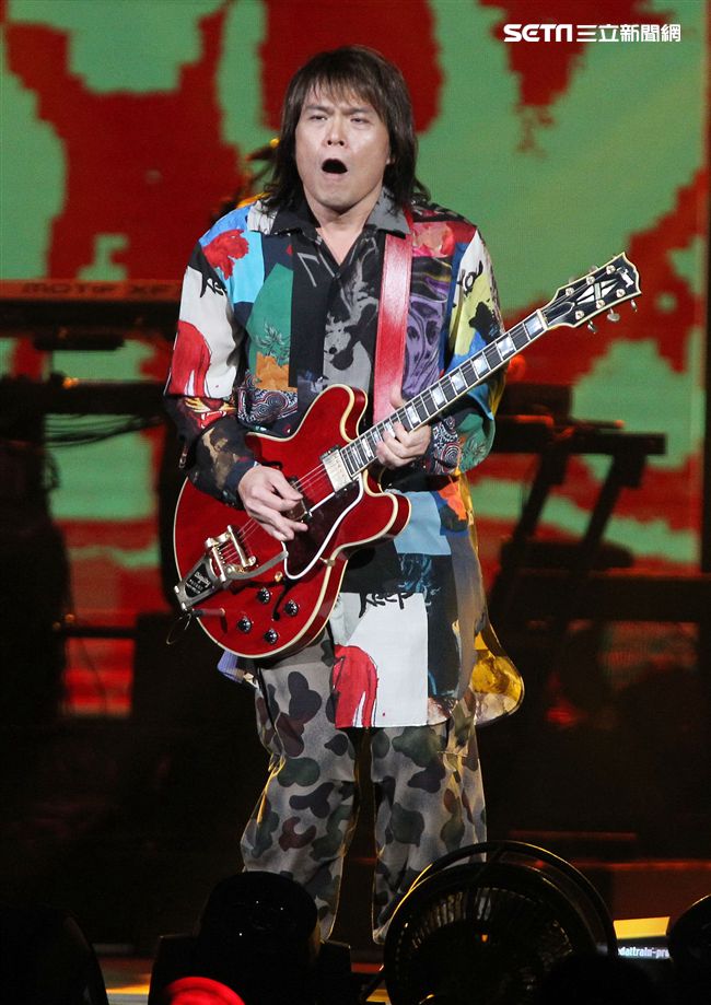 伍佰2018透南風演唱會台北站High翻台北小巨蛋。（記者邱榮吉/攝影）