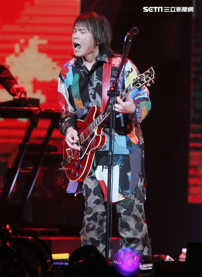 伍佰2018透南風演唱會台北站High翻台北小巨蛋。（記者邱榮吉/攝影）