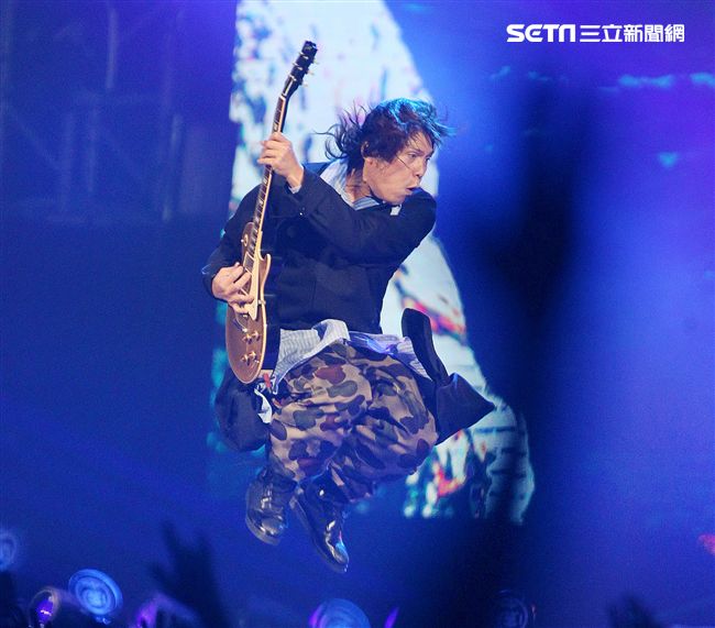 伍佰2018透南風演唱會台北站High翻台北小巨蛋。（記者邱榮吉/攝影）