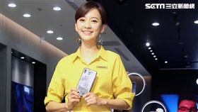 元氣女神陳意涵擔任一日店長與粉絲玩自拍，PK最美的鬼臉。（記者邱榮吉/攝影）