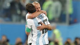 馬斯切拉諾賽後與梅西（左）相擁。（圖／美聯社／達志影像）