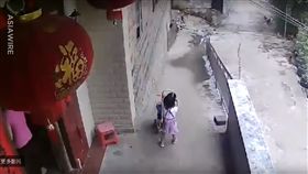 大陸一名3歲女童日前家中多了一位新生兒妹妹，她疑「嫉妒」妹妹受寵，竟把妹妹連同嬰兒車一起往下坡推，導致妹妹翻車跌倒，所幸沒有大礙。不少網友看到後，紛紛認為是女童嫉妒心作祟，希望父母能好好溝通。（圖／翻攝自YouTube《CCTV》）