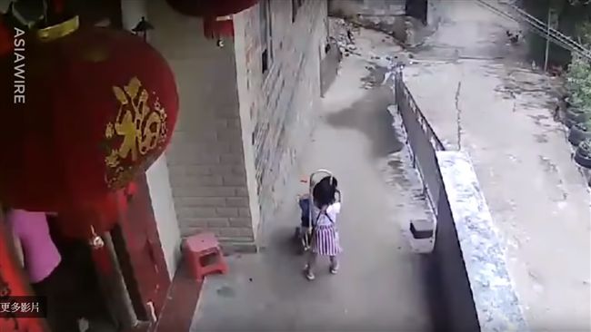 推妹妹下斜坡　3歲童站原地看她滑走