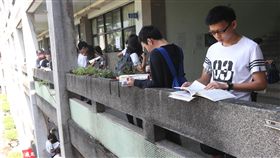 指考首日（2）107學年度大學指考1日登場，首日考物理、化學、生物，學生在考前溫書，做最後衝刺。中央社記者吳家昇攝　107年7月1日