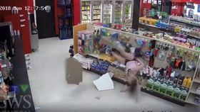 加拿大一名29歲女賊伯克（Britanny Burke）與男友帕里索（Richard Pariseau）到超商盜刷信用卡，結果被店員識破。伯克為了躲警察爬到天花板，沒想到她的體重太重，竟把天花板被壓垮，最後慘摔在地被警方當場逮捕。（圖／翻攝自YouTube《Original Jedi Watching》）