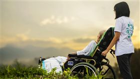 照顧中風父10多年…房產卻沒份　她盜領光爸爸帳戶被弟告
長照,輪椅,看護,圖／翻攝自Pixabay