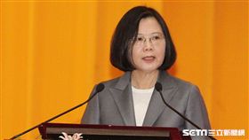 蔡英文以三軍統帥身分主持「國軍三軍六校院｣聯合畢典禮｣，致詞期許全體官校畢業生傳承「親愛精誠｣使命。