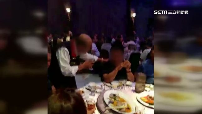 敬酒被嗆滾蛋怒潑酒　雙方不爽爆衝突