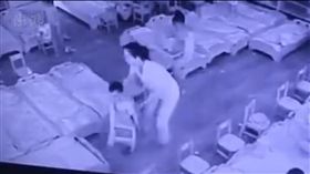 狠心！幼師抓男童重摔「後腦杓著地」　圖／澎湃新聞