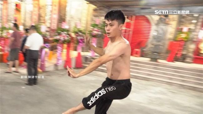 顏值高又精壯！他被封「最帥乩童」