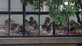 指考首日考物理化學生物1日是指考首日，第一天考物理、化學、生物，物理科有2萬1097人選考，學生在教室內專注答題。中央社記者吳家昇攝　107年7月1日