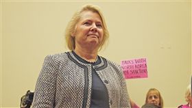 董雲裳談施壓北韓　美民籲對話美國國務院代理亞太助卿董雲裳12日赴眾院外委會聽證，談美國針對北韓所採取的施壓制裁。聽眾席上有美國民眾持粉紅色看板，表達美國應與北韓對話的看法。中央社記者鄭崇生華盛頓攝　106年9月12日