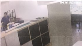 邱女剛上班沒多久就竊取同事12000元遭逮，還向警方聲稱錢已全都沖進馬桶裡（翻攝畫面）
