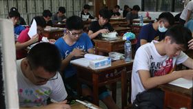 16:9
指考第一天（1）107學年度大學指考1日登場，首日考物理、化學、生物，大考中心提醒，指考已取消製發准考證，考生應試時務必攜帶有效證件正本，避免因違規而被扣分。中央社記者吳家昇攝　107年7月1日