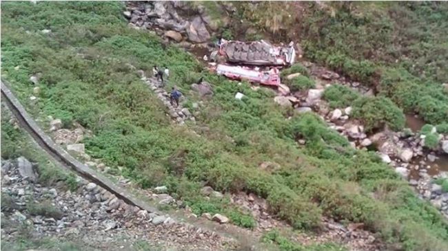 印巴士墜200公尺山谷…至少46死