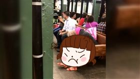 刮腿毛,美國,紐約,地鐵,腿毛,泡沫,避諱,眼光,噁心,刮鬍泡, 圖／翻攝自YouTube https://goo.gl/cFqmho