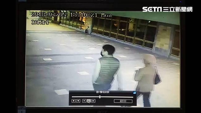 身揹4條通　帶妻小逛大街終被逮