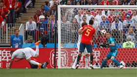 俄羅斯後衛伊格納舍維奇（白衣）的烏龍球。（圖／路透／達志影像）