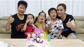 柯以柔找爸媽一起為兩位女兒慶生。（圖／翻攝自臉書）