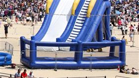 充氣城堡爆炸！女童噴飛6公尺墜地亡 圖／翻攝自《太陽報》