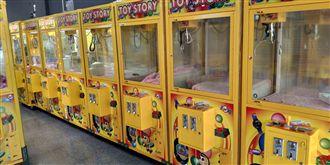 屁孩狂拔插頭　娃娃機台全「休克」