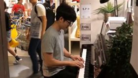 周興哲,IKEA,彈琴,鋼琴,你好不好,秘密演唱會,路人（圖／翻攝自周興哲IG）