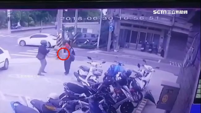 超商門口肢體擦撞！阿伯怒持尖刀砍人