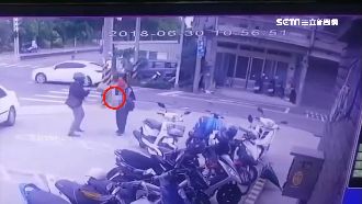 超商門口肢體擦撞！阿伯怒持尖刀砍人