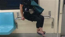 「雙腿懸空」坐行李架…旁邊座位超空！阿姨遭偷拍公審　網掀兩派論戰（圖／翻攝自爆廢公社）