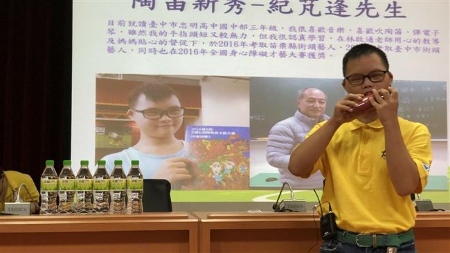 單親母生唐寶寶偷哭　兒爭氣奪總統獎