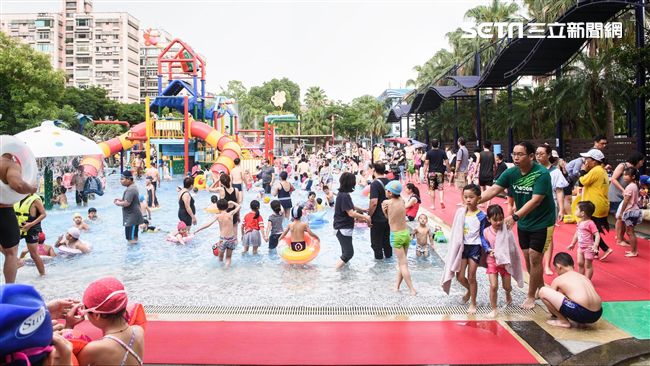 小心！夏天瘋戲水　游泳池畔可滑不得